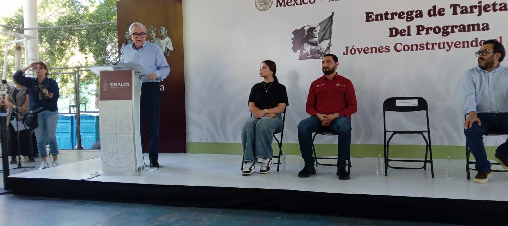 $!Entrega Rocha Moya más de mil tarjetas del Bienestar a jóvenes de Culiacán