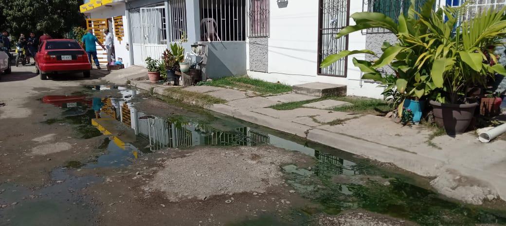 $!Bloquean vecinos del Infonavit Jabalíes la Avenida Santa Rosa por fuga de aguas negras