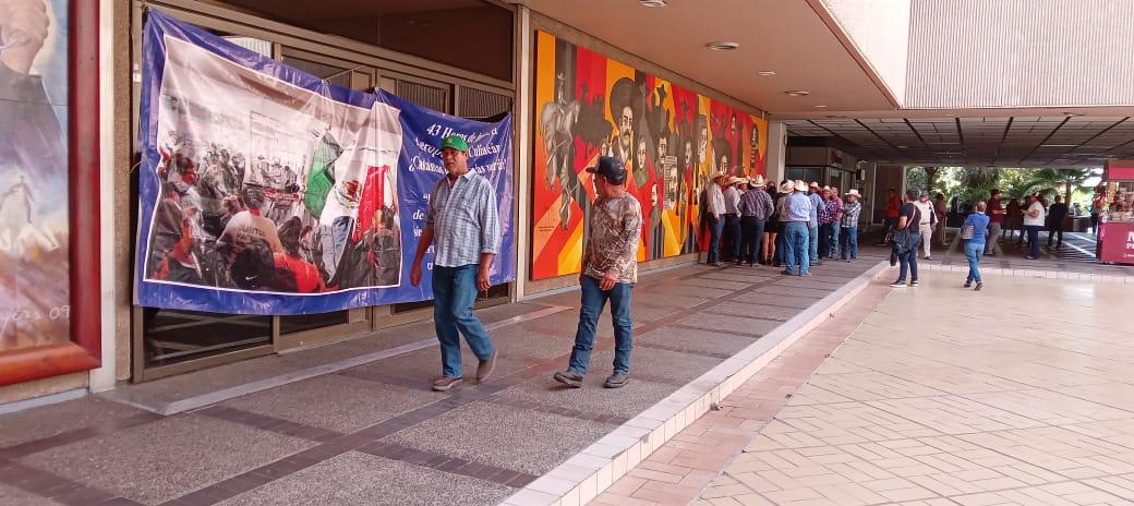 $!Mil personas se manifiestan contra el Gobierno de Sinaloa en el Palacio, en tres manifestaciones distintas