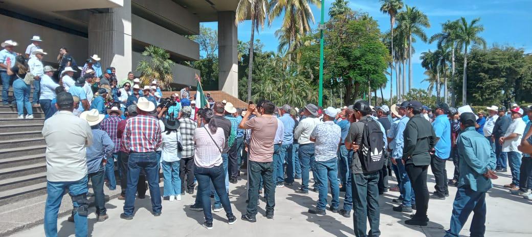$!Ganaderos se movilizan en Palacio de Gobierno exigiendo atención de Rocha Moya al sector