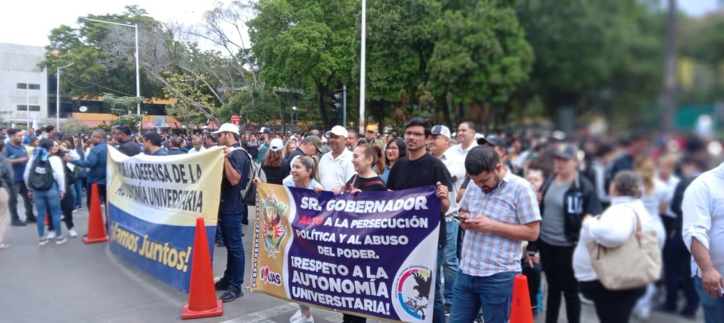 $!Moviliza la UAS a su personal y toma la avenida Obregón en Culiacán