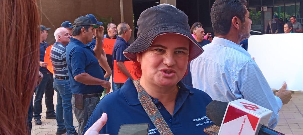 $!Policías jubilados se manifiestan en el Palacio de Gobierno de Sinaloa