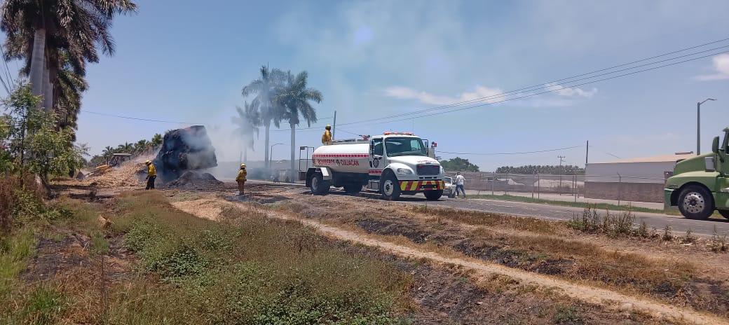 $!Se incendia tráiler que transportaba pacas por la carretera La 20 hacia Villa Juárez