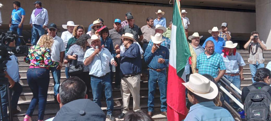$!Ganaderos se movilizan en Palacio de Gobierno exigiendo atención de Rocha Moya al sector