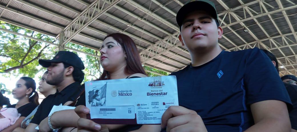 $!Entrega Rocha Moya más de mil tarjetas del Bienestar a jóvenes de Culiacán