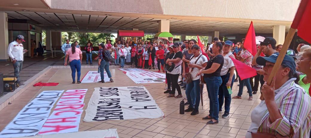 $!El Movimiento Antorchista Sinaloense marcha al Palacio de Gobierno para pedir intervención de Rocha Moya