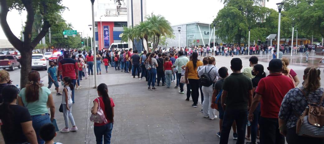 $!Cientos de niños hacen fila para recibir vacuna contra Covid en el Parque Revolución, en Culiacán