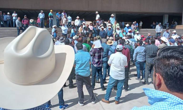 Ganaderos se movilizan en Palacio de Gobierno exigiendo atención de Rocha Moya al sector