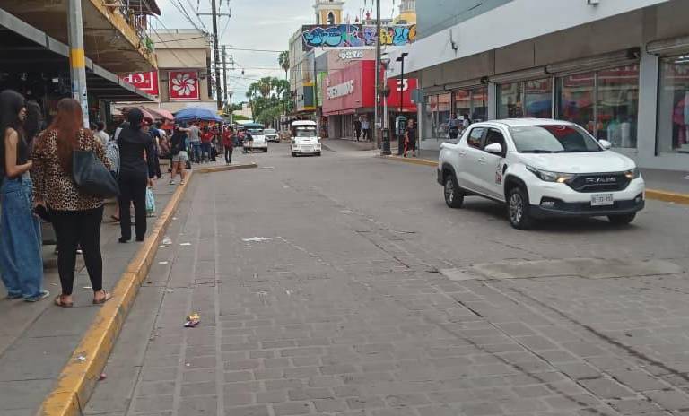 Usuarios enfrentan largas esperas por falta de camiones urbanos en Mazatlán