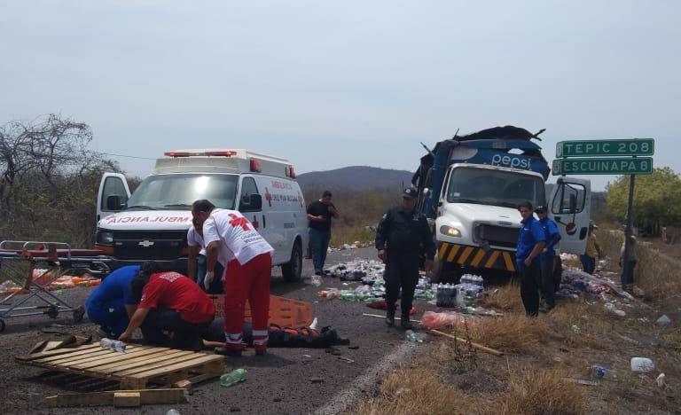 Se accidenta camión de refrescos en carretera de Escuinapa; rapiñan productos