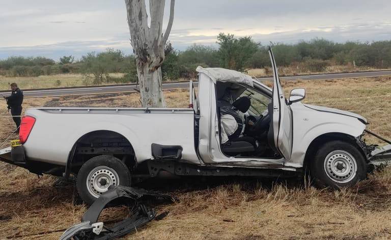 Camioneta siniestrada en la Maxipista Culiacán-Mazatlán tras accidente que cobró la vida del conductor.