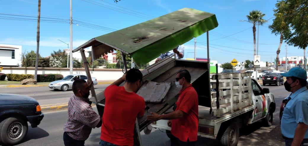 $!En Culiacán, detectan y retiran remolques comerciales conectados al alumbrado público