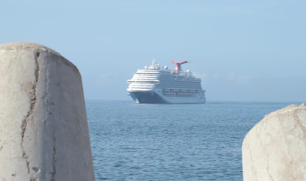 $!Arriban a Mazatlán el Carnival Panorama y el Celebrity Summit con 6 mil 460 pasajeros y 2 mil 64 tripulantes