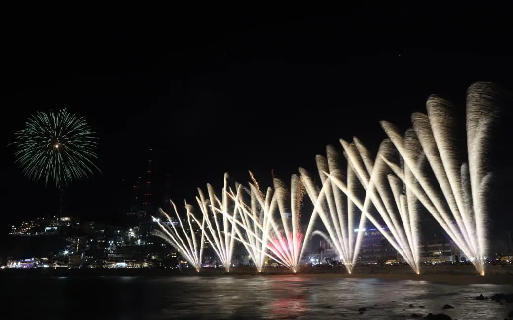 $!Disfrutan miles del Combate Naval del Carnaval a ritmo de música de banda