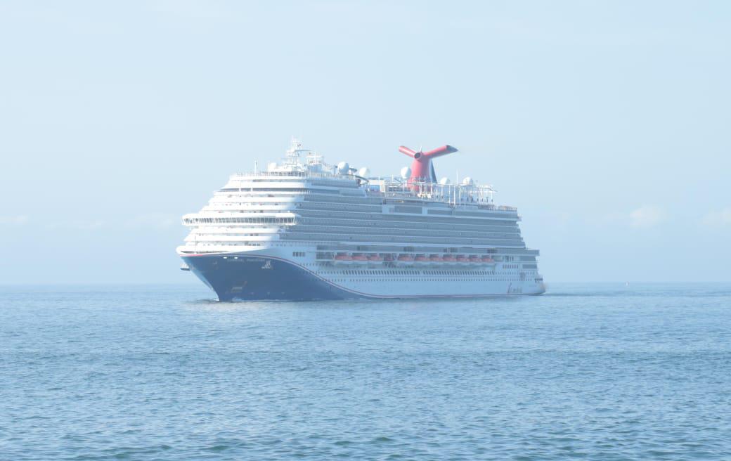 $!Arriban a Mazatlán el Carnival Panorama y el Celebrity Summit con 6 mil 460 pasajeros y 2 mil 64 tripulantes