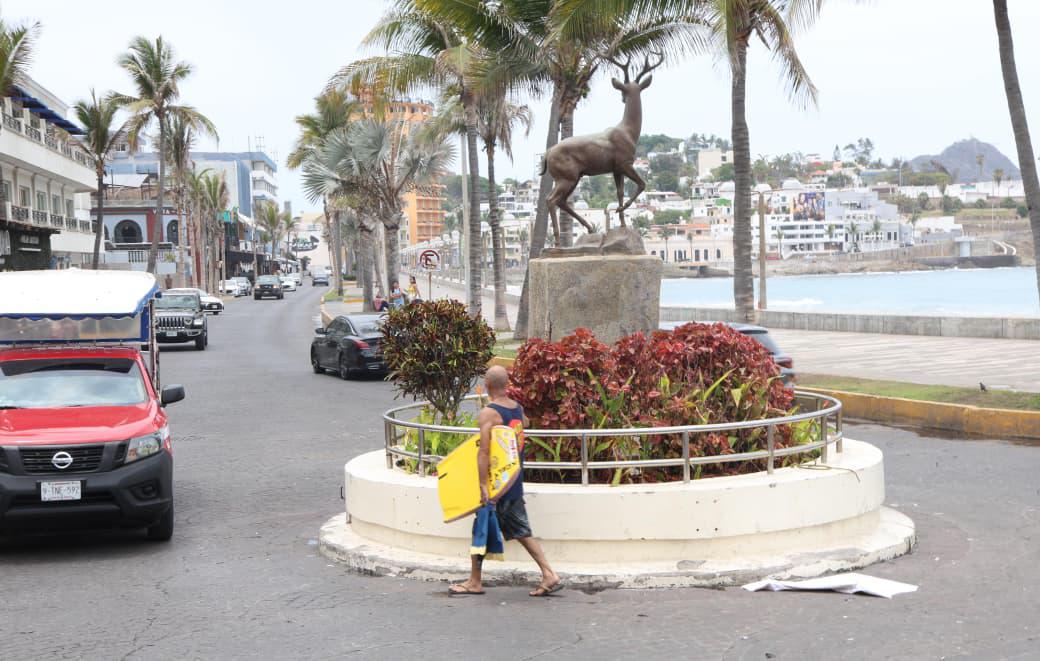 $!Olas Altas amanece con basura tras la ‘Fiesta del Futbol’ en Mazatlán
