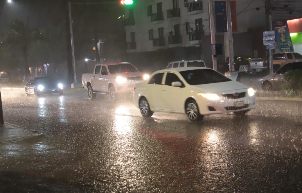 $!Tormenta eléctrica sorprende a Mazatlán este jueves