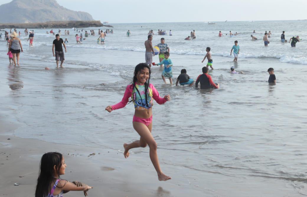 $!Viven tarde de algarabía en las playas de Mazatlán durante Semana Santa