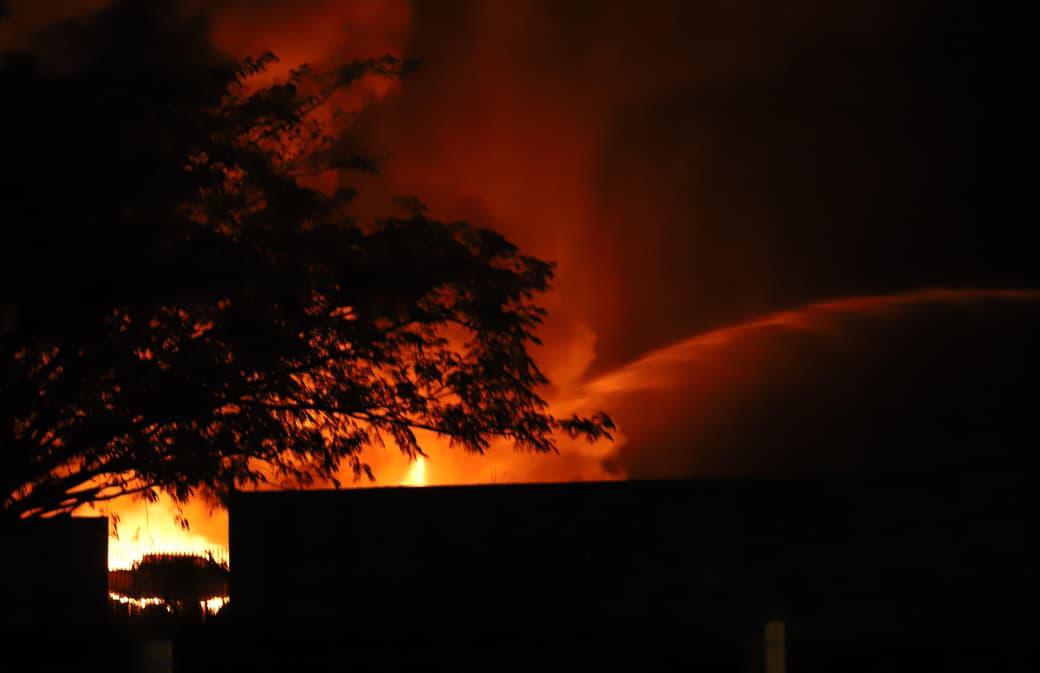 $!Incendio en pensión vehicular moviliza cuerpos de seguridad y auxilio al sur de Mazatlán