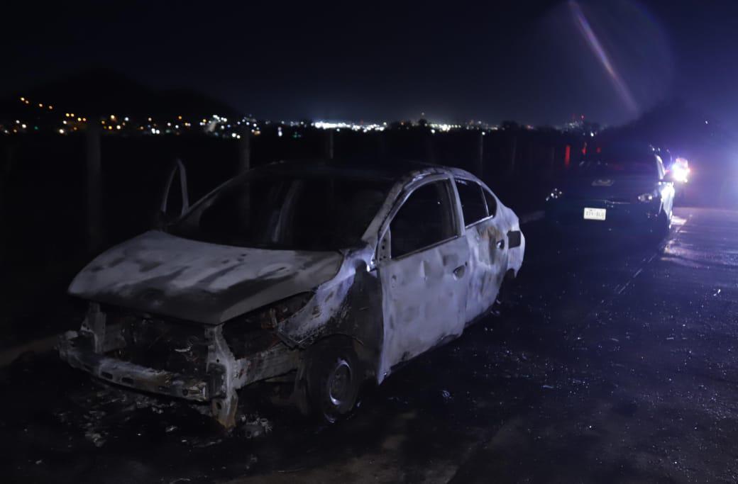 $!Auto se incendia por falla eléctrica en la Ampliación Flores Magón en Mazatlán
