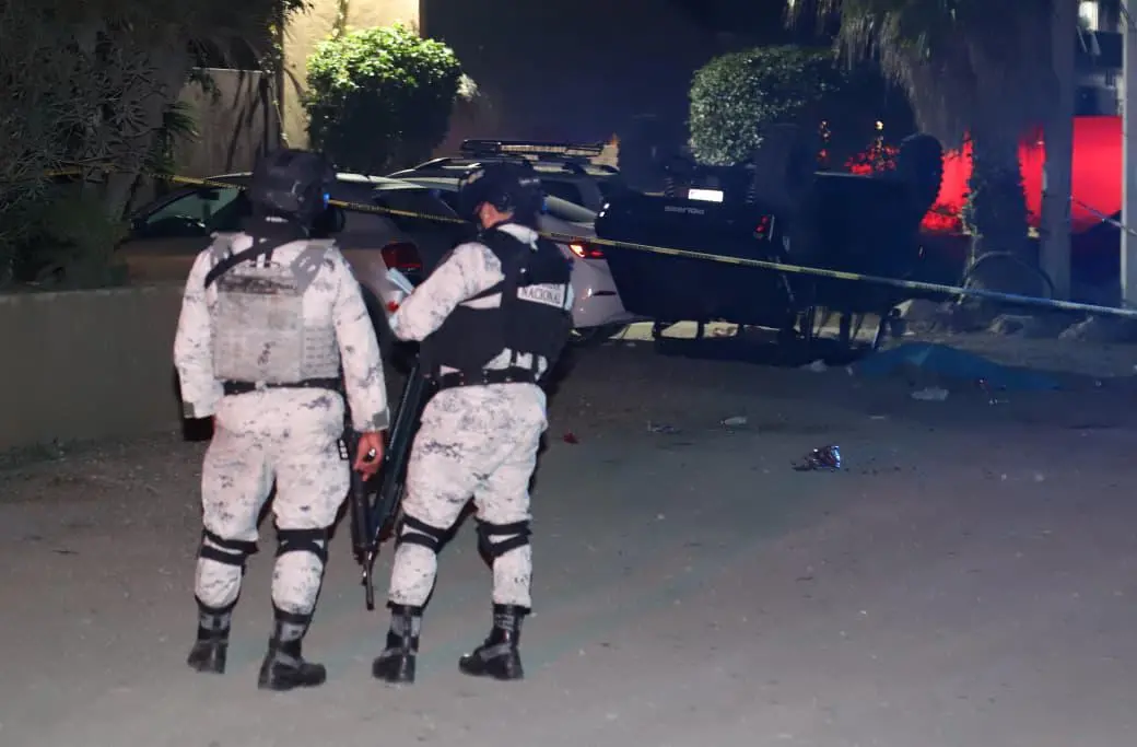 $!Una mujer sin vida y un herido deja volcadura de un razer al norte de Mazatlán