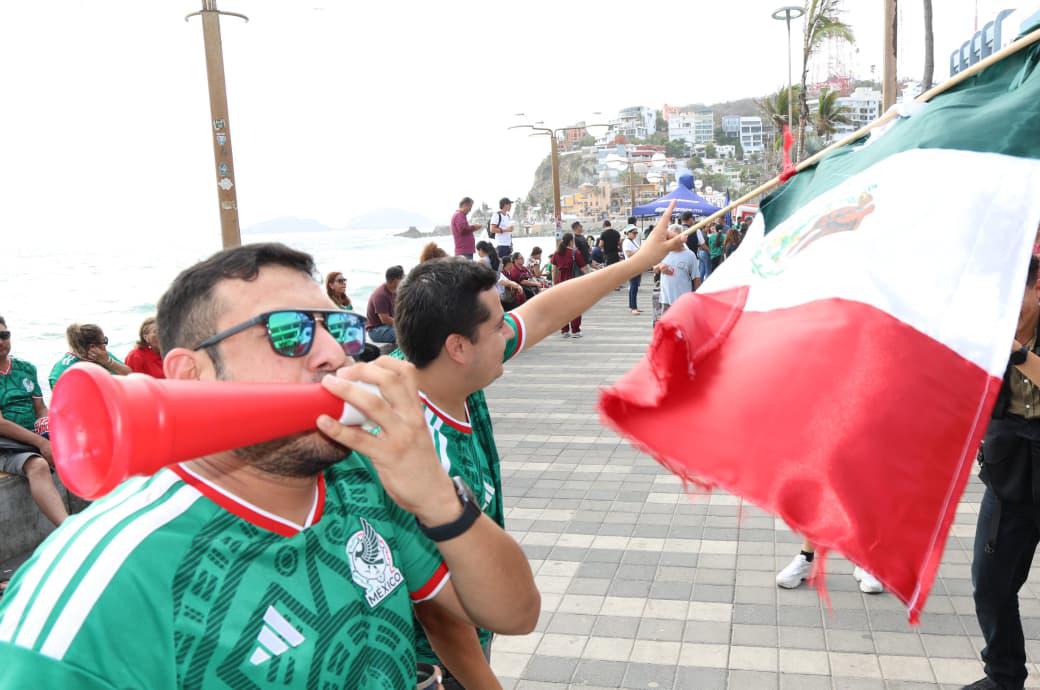 $!El sonido de las trompetas y el ondear de las banderas mexicanas marcaron el ambiente festivo en Mazatlán.
