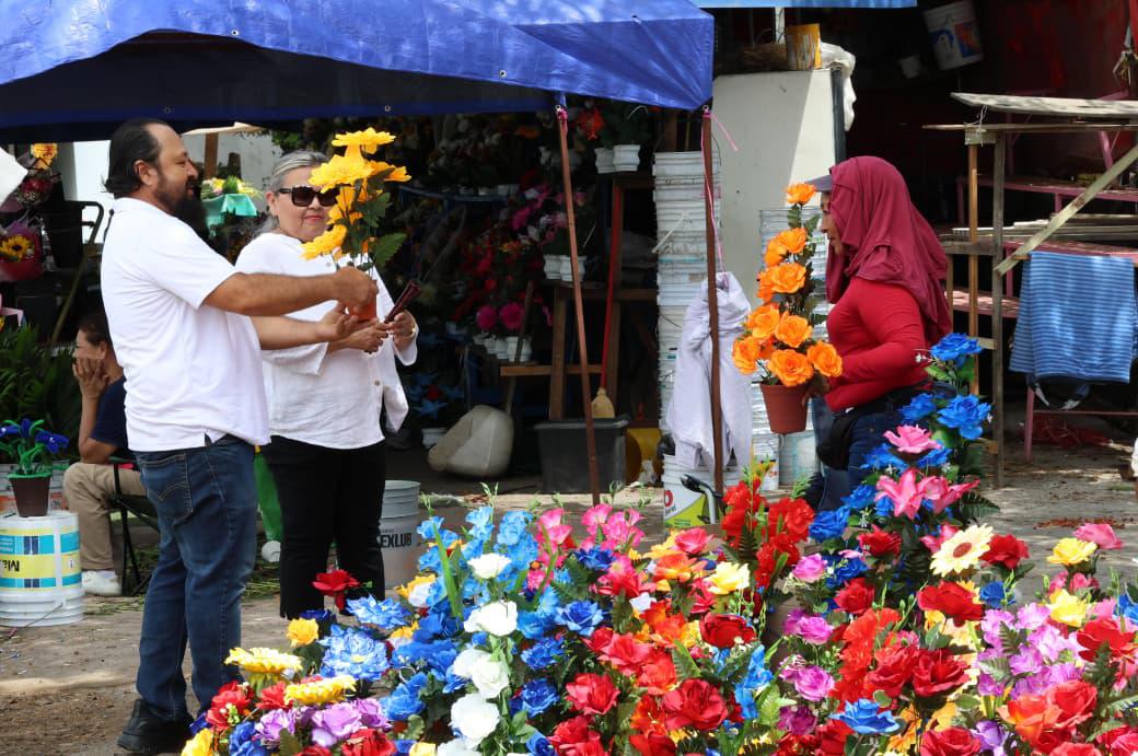$!Recuerdan a los padres con flores y homenajes en panteones de Mazatlán