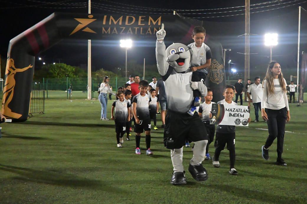 $!¡Encienden las emociones! Inauguran torneos estatales de futbol en Mazatlán