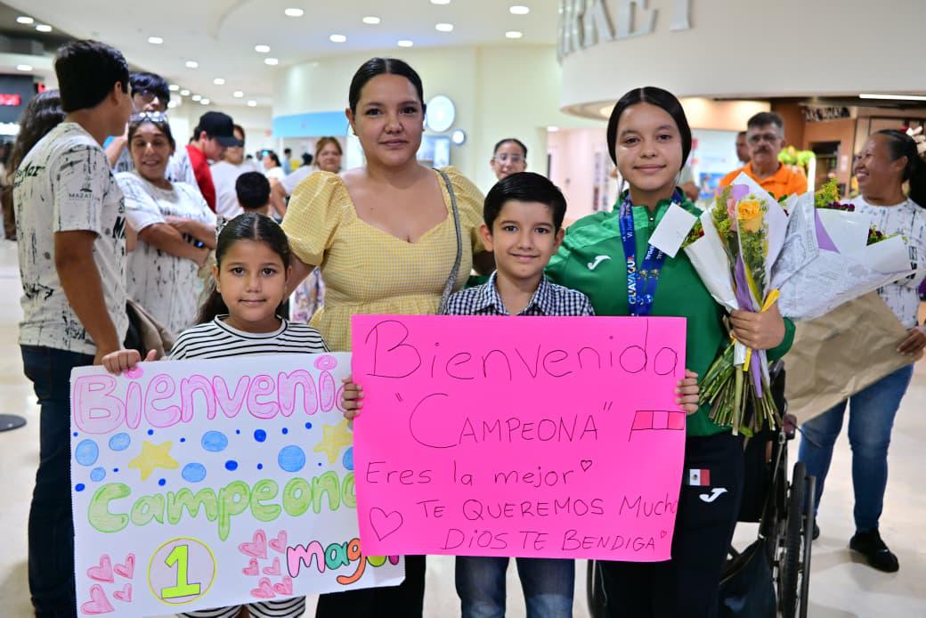 $!Dan emotiva bienvenida en Mazatlán a medallistas de los Juegos Panamericanos de la Juventud Sorda