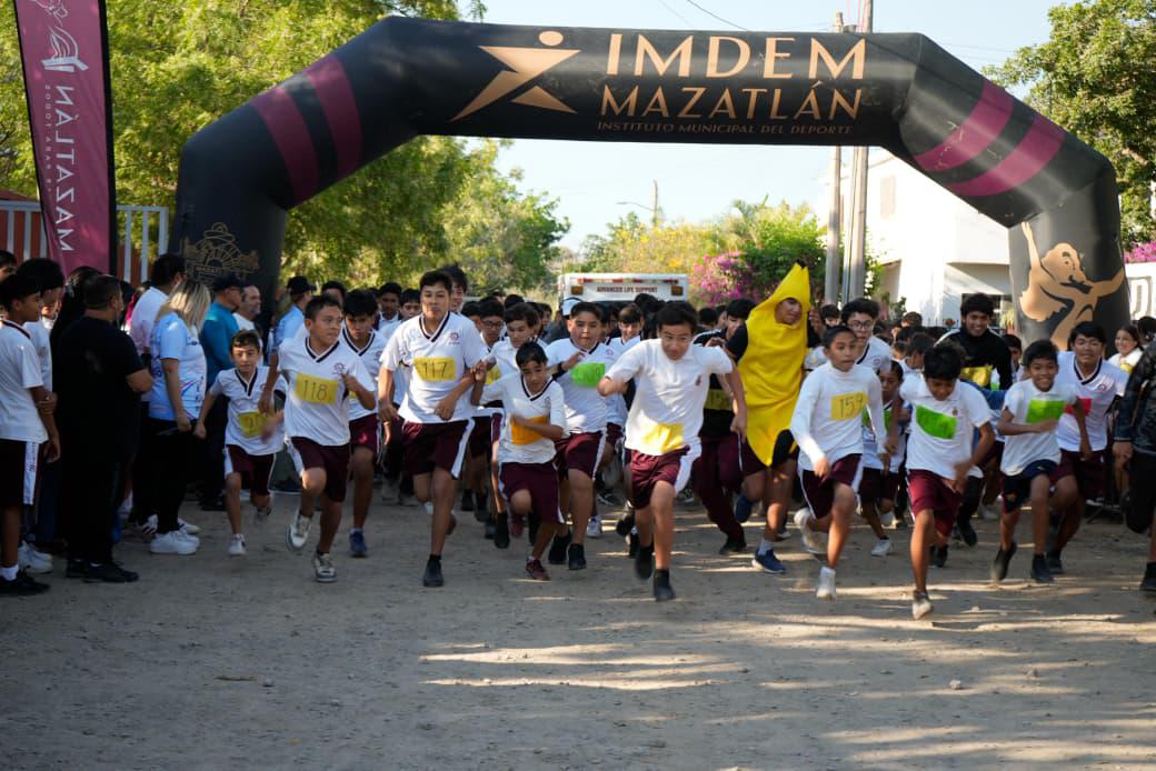 $!Carrera Kilómetros por la Paz une a El Castillo en Mazatlán