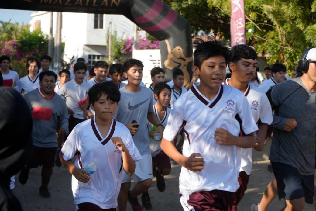 $!Carrera Kilómetros por la Paz une a El Castillo en Mazatlán