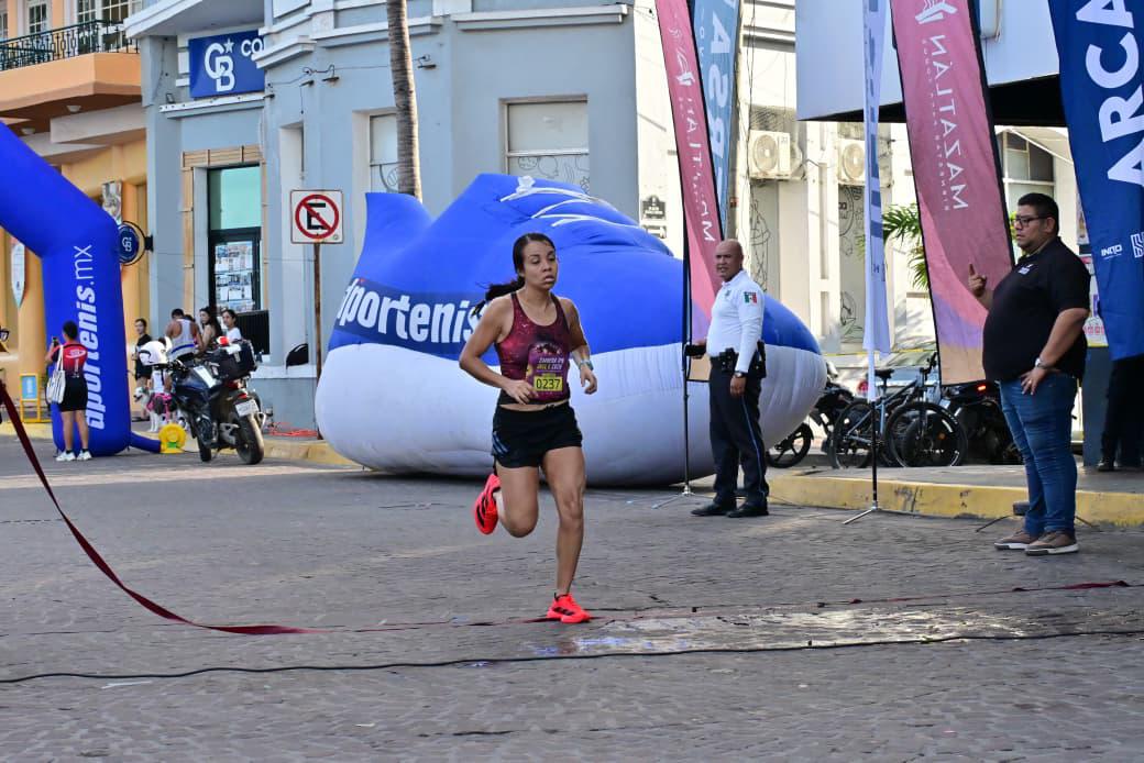 $!Javier Labrador y Ana Luisa Llorente conquistan la 15ª Carrera IPN OnceK 2026 en Olas Altas