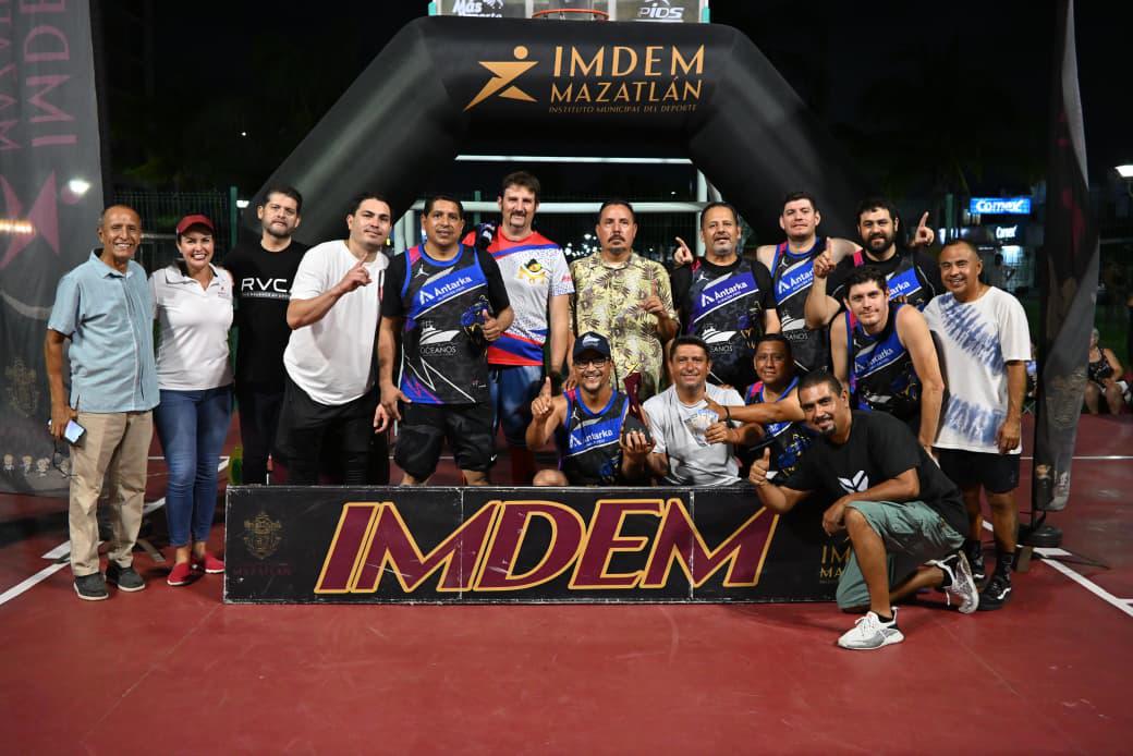 $!Imponen su juego los nuevos reyes de la Liga de Baloncesto del Parque Lineal