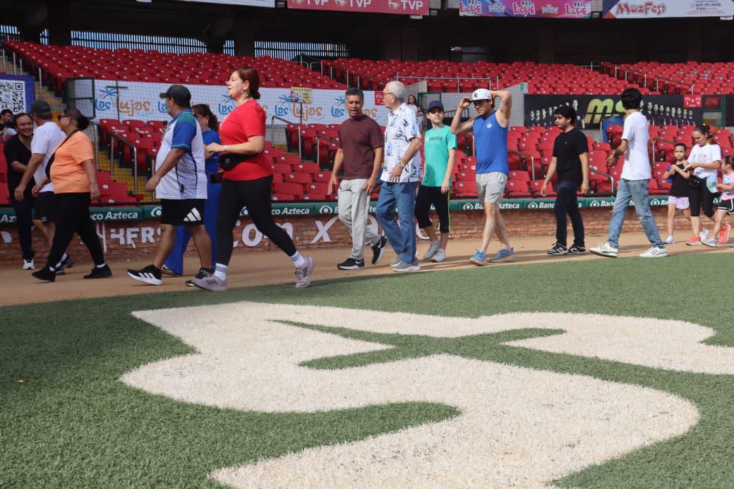 $!Mazatlecos caminan por una buena causa en segunda edición de Walkathon