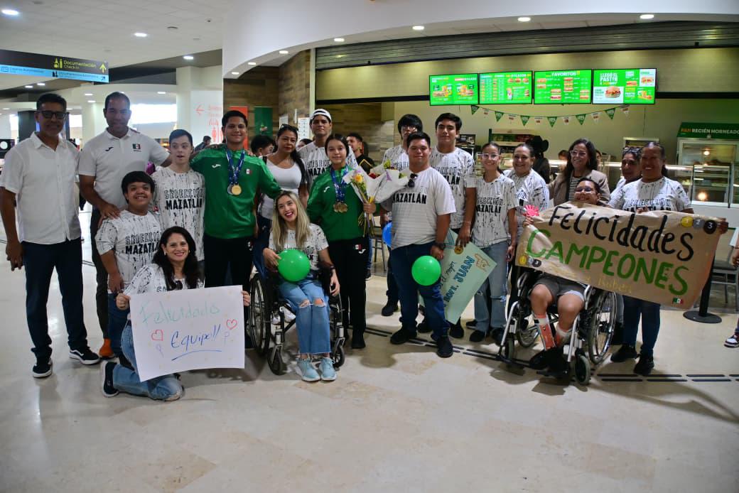 $!Dan emotiva bienvenida en Mazatlán a medallistas de los Juegos Panamericanos de la Juventud Sorda