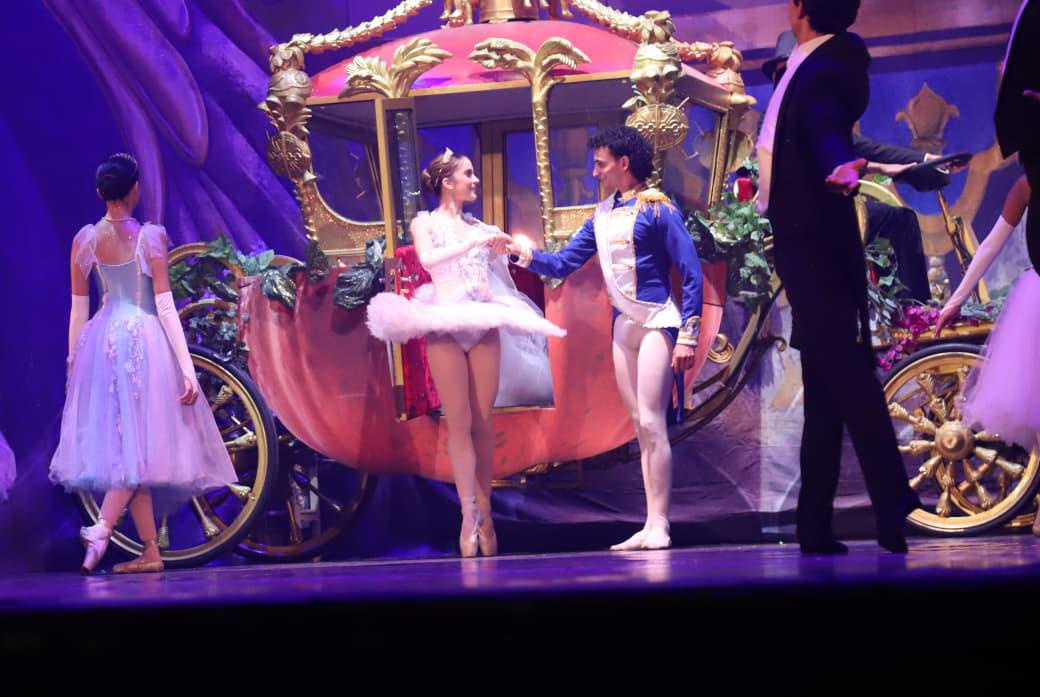 $!Uno de los momentos más memorables fue la aparición del carruaje dorado.