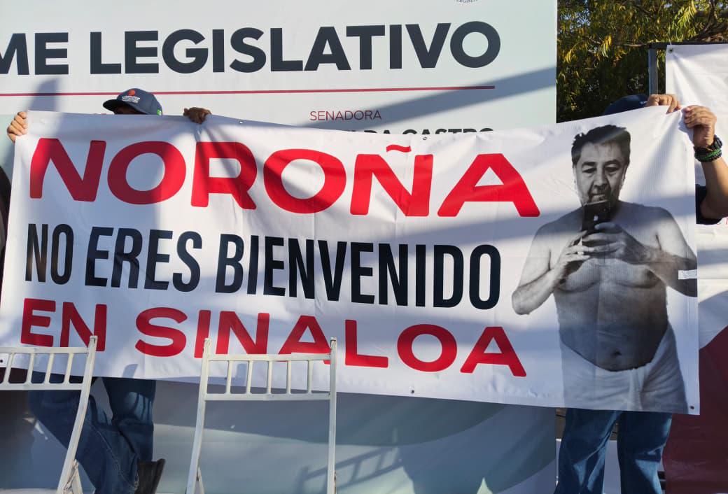 $!Irrumpen manifestantes en asamblea de Imelda Castro y Noroña en Culiacán