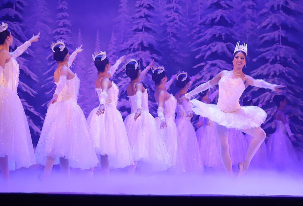 $!La danza de los copos de nieve ofreció uno de los momentos más mágicos de la noche, con una iluminación que simuló una nevada en el teatro.