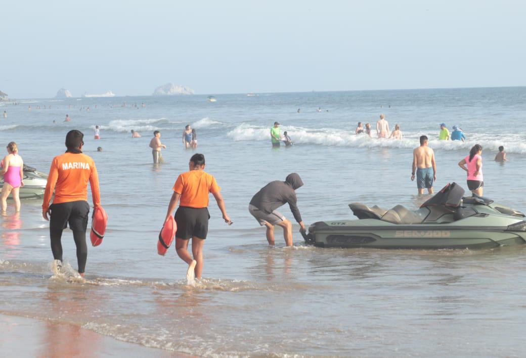$!Viven tarde de algarabía en las playas de Mazatlán durante Semana Santa
