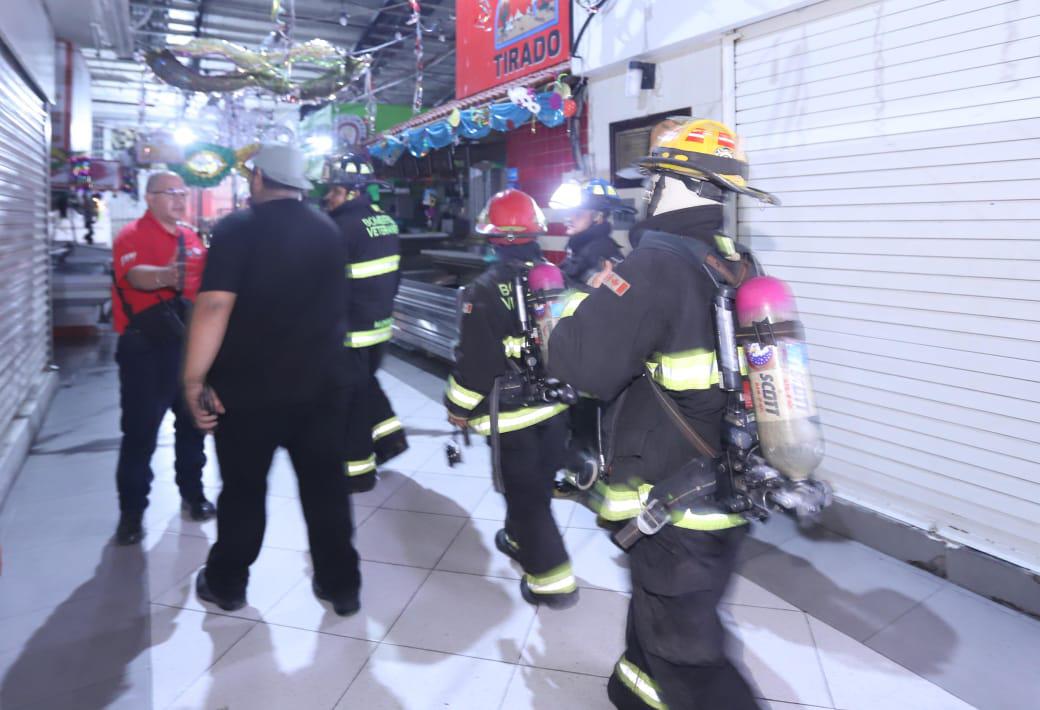 $!Corto circuito en Mercado Pino Suárez moviliza a bomberos en Mazatlán