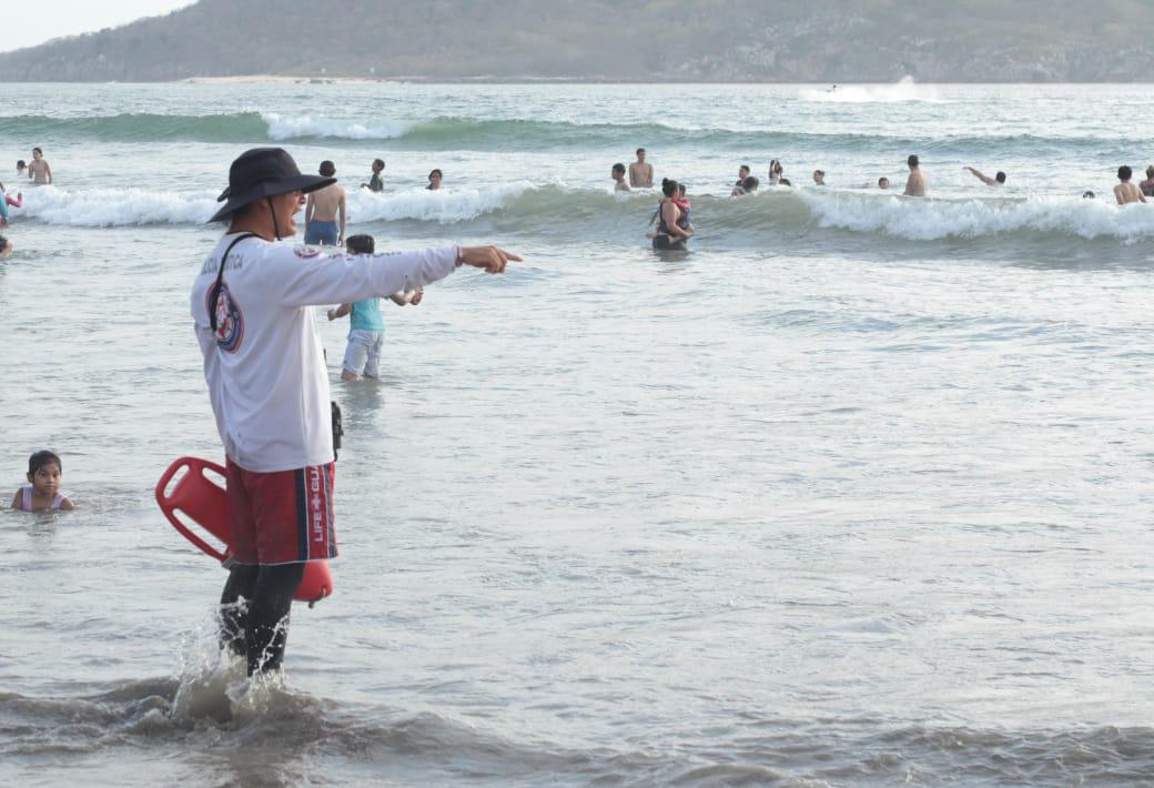 $!Viven tarde de algarabía en las playas de Mazatlán durante Semana Santa