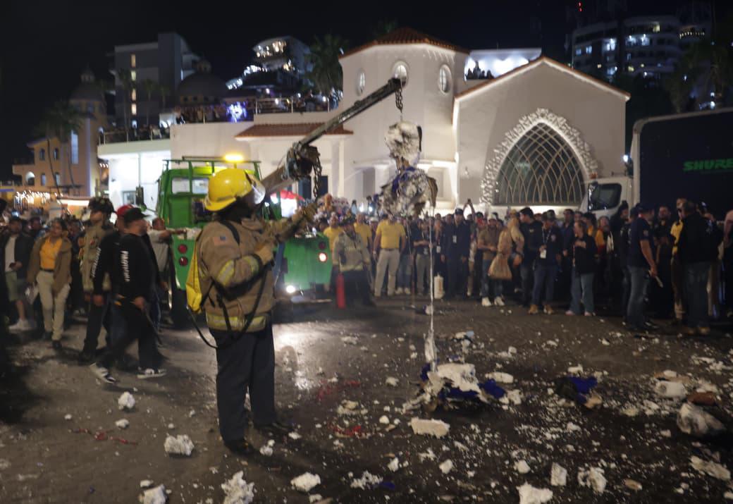 $!‘Explota’ Nawat Itsaragrisil en la tradicional Quema del Mal humor del Carnaval de Mazatlán