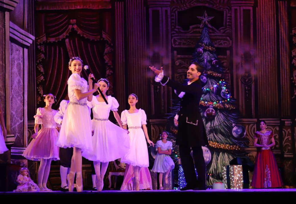 $!Con su presencia imponente, el Mago guía a Clarita hacia el reino encantado donde cobra vida el Cascanueces.