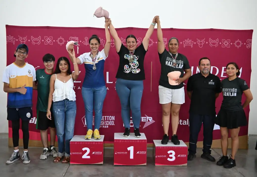 $!Mamás mazatlecas celebran su día con torneo de tenis de mesa