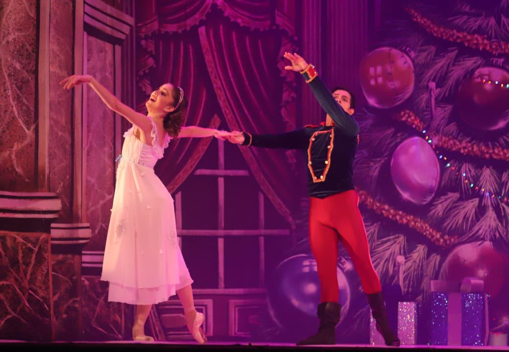 $!La pareja protagónica deslumbra en escena, combinando técnica, elegancia y sensibilidad.