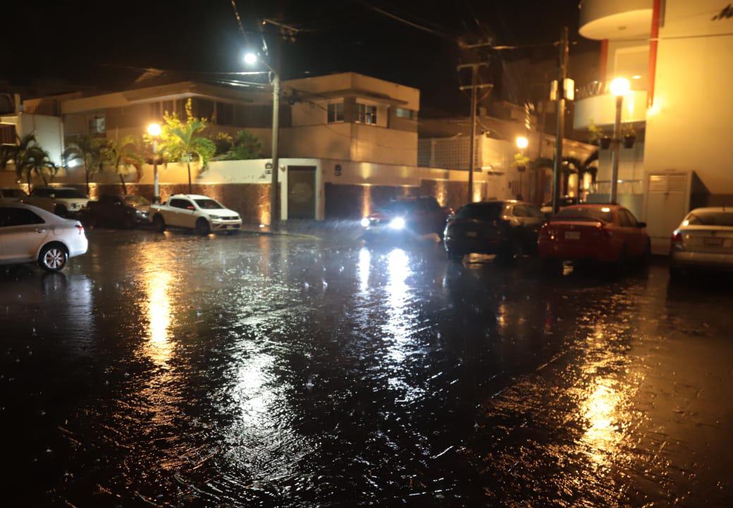 $!Tormenta eléctrica sorprende a Mazatlán este jueves