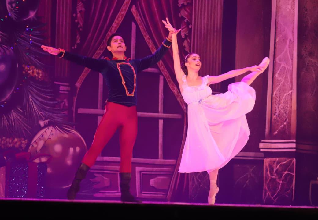 $!Juan Carlos Santiago en el papel de El Cascanueces y la bailarina Sandra Fernández, quien interpretó a Clarita, presentaron el tradicional cuento de Navidad, El Cascanueces.