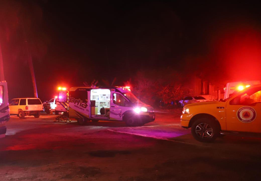 $!Rescatan a nueve personas tras hundimiento de yate en la bocana de la Marina Mazatlán