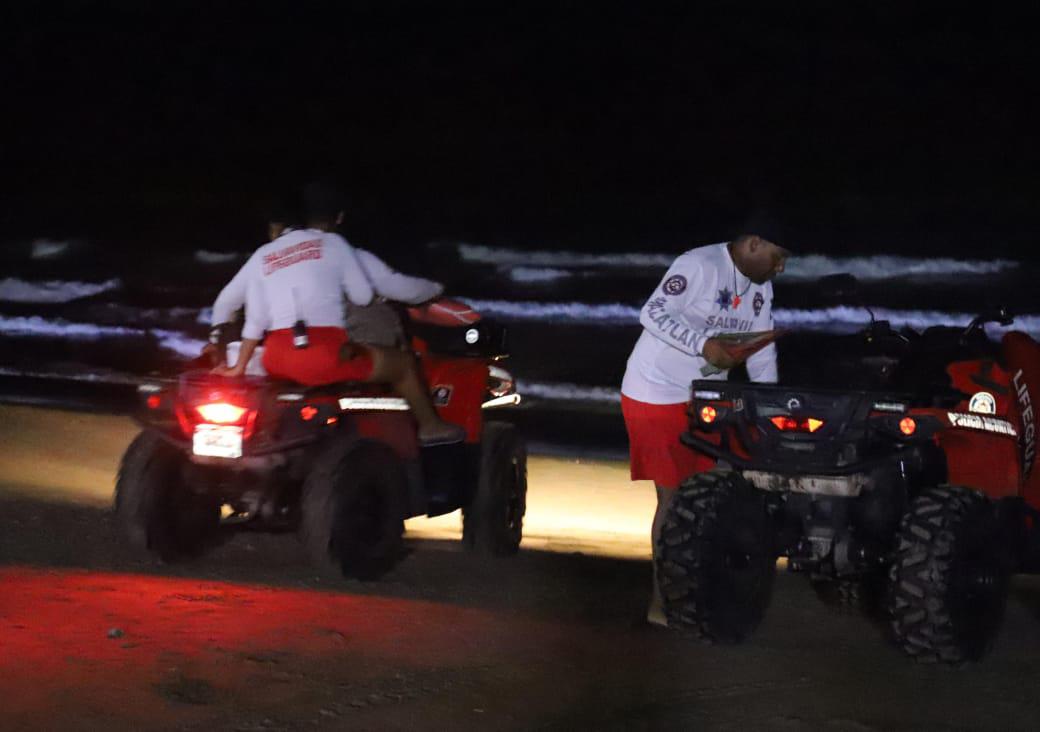 $!Rescatan a nueve personas tras hundimiento de yate en la bocana de la Marina Mazatlán