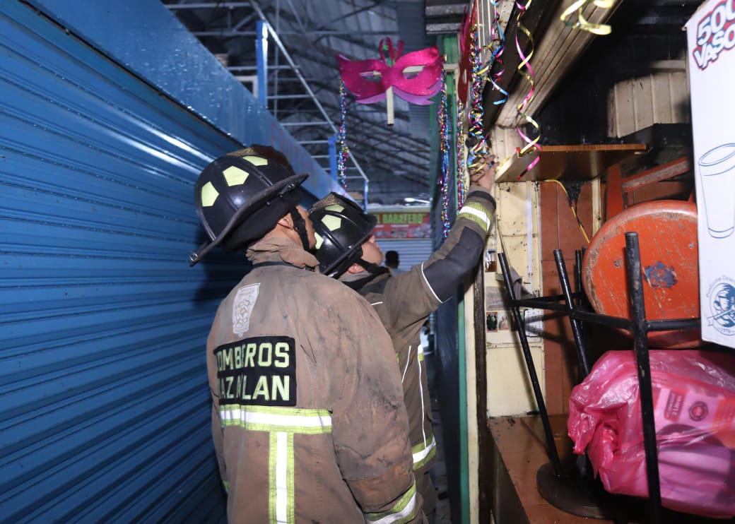 $!Corto circuito en Mercado Pino Suárez moviliza a bomberos en Mazatlán